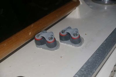 Pairs of new cam-cleats on either side, raised on angled nylon bushes.