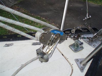 Hoisting gear plus forestay attachment